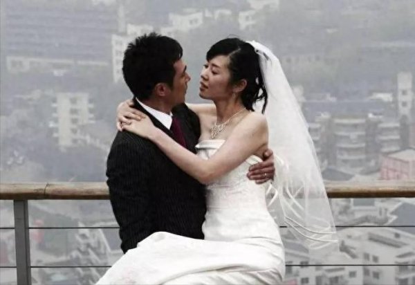 世界杯全球运动用品供应平台 余男, 一个在国外上拿了12座影后奖杯的女东谈主, 丈夫身份成谜