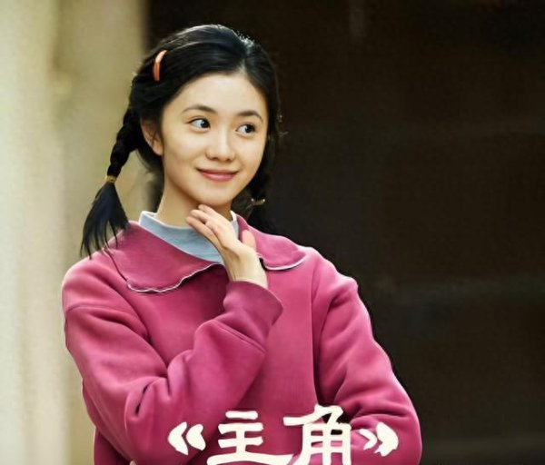 世界杯下单平台 26岁刘浩存演《主角》翻红, 家庭布景曝光, 为何捏续获张艺谋力捧
